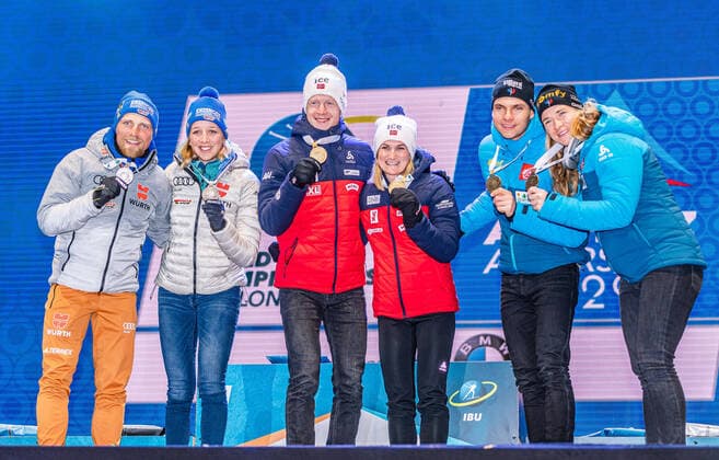 20.02.2020, Suedtirol Arena, Antholz, ITA, IBU Weltmeisterschaften Biathlon, Single Mixed Staffel, Siegerehrung, im Bild v.l. Silbermedaillengewinner Erik Lesser (GER), Franziska Preuss (GER) Weltmeister und Goldmedaillengewinner Johannes Thingnes Boe (NOR), Marte Olsbu Roeiseland (NOR), Bronzemedaillengewinner Emilien Jacquelin (FRA), Anais Bescond (FRA) f.l. Silver medalist Erik Lesser Franziska Preuss of Germany World champion and gold medalist Johannes Thingnes Boe Marte Olsbu Roeiseland of Norway Bronze medalist Emilien Jacquelin and Anais Bescond of France during the winner ceremony for the Single mixed relay of IBU Biathlon World Championships 2020 at the Suedtirol Arena in Antholz, Italy on 2020 02 20. Antholz