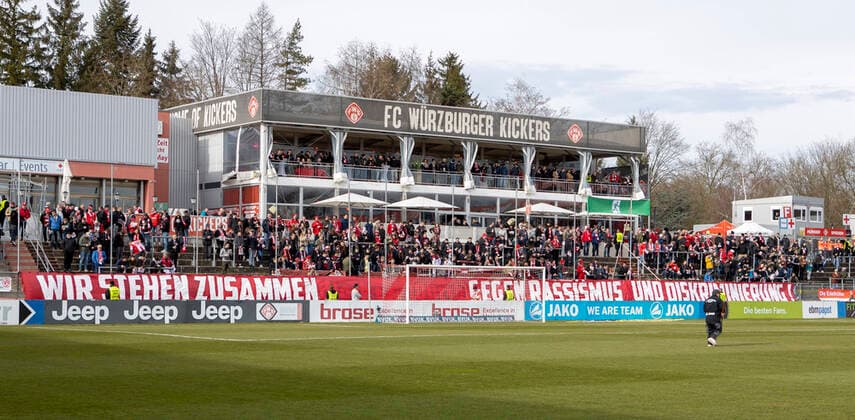 Fußball, Stadiongeschichte Würzburger Kickers Deutschland, Wuerzburg, Flyeralarm Arena, 22.02.2020, emspor, emonline, despor, deonline, FC Wuerzburger Kickers vs. Eintracht Braunschweig, Fussball, 3. Liga Bild: v. l. Wuerzburg setzt ein Zeichen gegen Rassismus und Diskriminierung in Gedenken an Hanau und den Vorfall in Muenster mit Leroy Kwadwo (Wuerzburger Kickers) DFL REGULATIONS PROHIBIT ANY USE OF PHOTOGRAPHS AS IMAGE SEQUENCES AND OR QUASI-VIDEO. Copyright: HMBxMedia xHeikoxBecker