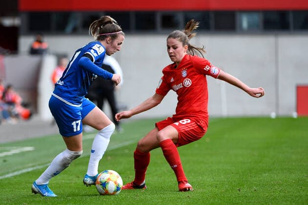 v.li.: Franziska Fiebig (Sand, 17) Melanie Leupolz (FC Bayern München, FCB, 8) im Zweikampf, Duell, duel, tackle, Dynamik, Action, Aktion, 23.02.2020, München (Deutschland), Fussball, Flyeralarm Frauen-Bundesliga, FC Bayern München - SC Sand, DFB DFL REGULATIONS PROHIBIT ANY USE OF PHOTOGRAPHS AS IMAGE SEQUENCES AND OR QUASI-VIDEO.