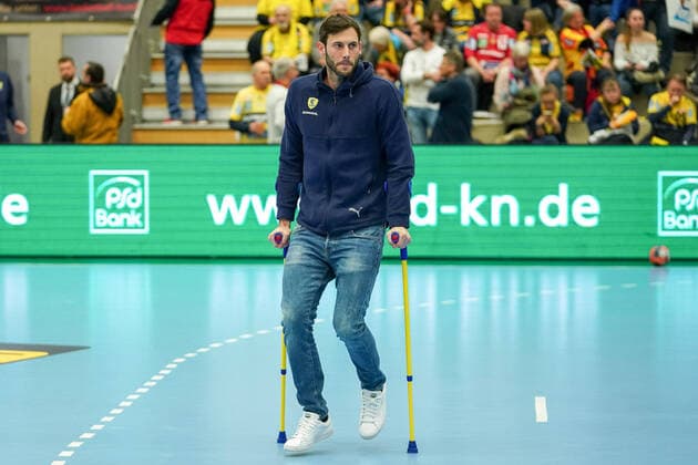 Uwe Gensheimer (RNL, 3) an Krücken, der Spieler fällt mit einer Verletzung am Sprunggelenk aus, verletzt, Verletzung, Verletzungspause, Action, Aktion, Spielszene, Freisteller, Ganzkörper, Einzelbild, 26.02.2020, Mannheim (Deutschland), Handball, EHF-Pokal, Rhein-Neckar Löwen - Liberbank Cuenca