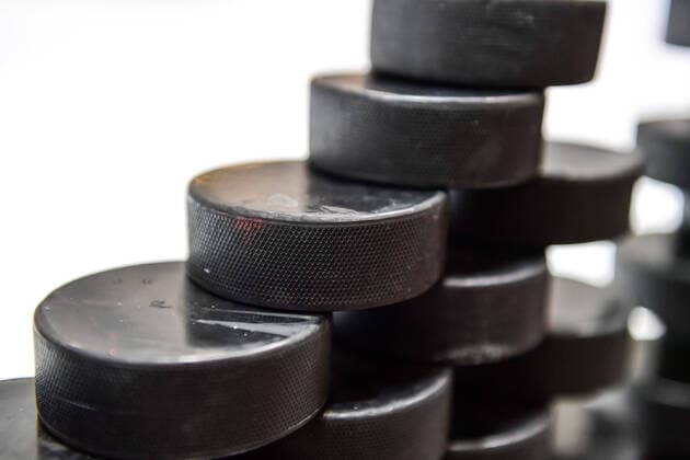 Feature, Puckpyramide, Hockeypuck, Puck, Iserlohn Roosters vs. Kölner Haie, DEL, 28.02.2020, Iserlohn Roosters vs. Kölner Haie, DEL, 28.02.2020, Foto: Jonas Brockmann Eibner Pressefoto Iserlohn Copyright: xJonasxBrockmann xEibner-Pressefox EP_JBN