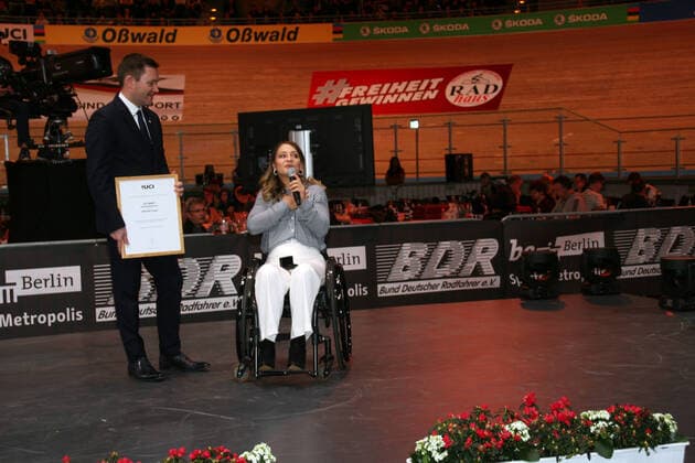 David Lappartient, UCI Präsident, UCI Ehrenmedaillie für Kristina Vogel, Bahnrad Weltmeisterschaft 2020 Berlin, 26.02. - 01.03.2020, Tag 05, Berlin, Velodrom, Paul-Heyse-Straße 26, 10407 Berlin Prenzlauer Berg, 2020 Tracking Cycling World Championships, Berlin, GER