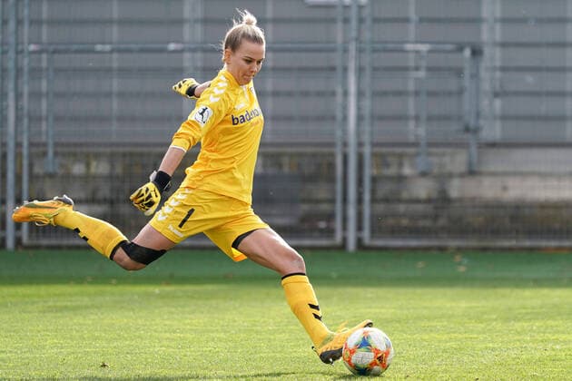 Merle Frohms (Torwart, Freiburg, 1) beim Abstoß, Freisteller, Ganzkörper, Einzelbild, Aktion, Action, 01.03.2020, Sinsheim (Hoffenheim) (Deutschland), Fussball, Flyeralarm Frauen-Bundesliga, TSG 1899 Hoffenheim - SC Freiburg, DFB DFL REGULATIONS PROHIBIT ANY USE OF PHOTOGRAPHS AS IMAGE SEQUENCES AND OR QUASI-VIDEO.