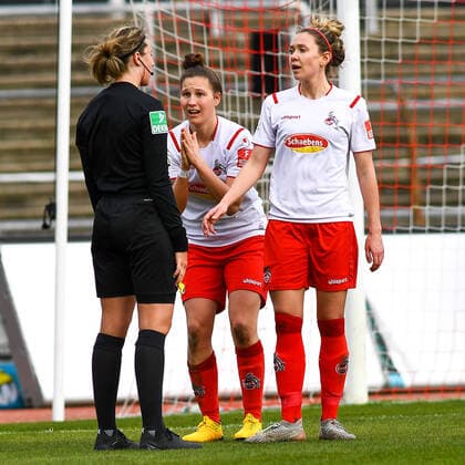 v.li.: Schiedsrichterin Franziska Wildfeuer (Lübeck), Sabrina Horvat (Köln, 3), Theresa Gosch (Köln, 24) beschweren sich über den Elfmeterpfiff, reklamiert, beschwert sich, beschweren, meckern, pessimistisch, Action, Aktion, 01.03.2020, Köln (Deutschland), Fussball, Flyeralarm Frauen-Bundesliga, 1. FC Köln - 1. FFC Frankfurt, DFB DFL REGULATIONS PROHIBIT ANY USE OF PHOTOGRAPHS AS IMAGE SEQUENCES AND OR QUASI-VIDEO.