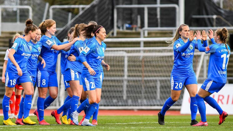 Spielerinnen vom 1. FFC Frankfurt jubeln über den Treffer zum 1:2 durch Laura Freigang (Frankfurt, 10, verdeckt), jubeln über ein Tor, Jubel, Torjubel, Torerfolg, celebrate the goal, goal, celebration, Jubel ueber das Tor, optimistisch, Action, Aktion, 01.03.2020, Köln (Deutschland), Fussball, Flyeralarm Frauen-Bundesliga, 1. FC Köln - 1. FFC Frankfurt, DFB DFL REGULATIONS PROHIBIT ANY USE OF PHOTOGRAPHS AS IMAGE SEQUENCES AND OR QUASI-VIDEO.