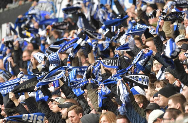 01.03.2020,Fussball, GER, 2. LIGA, Saison 2019 2020, 24. Spieltag, SCHÜCO-ARENA, BIELEFELD DSC ARMINIA BIELEFELD - SV WEHEN WIESBADEN 1 : 0 Fans von Arminia Bielefeld schwenken ihre Schals, Aktion, Quer, Einzelbild, Quer, Fan, Fans, Feature, Symbolbild, Symbolfoto DFL REGULATIONS PROHIBIT ANY USE OF PHOTOGRAPHS AS IMAGE SEQUENCES AND OR QUASI-VIDEO