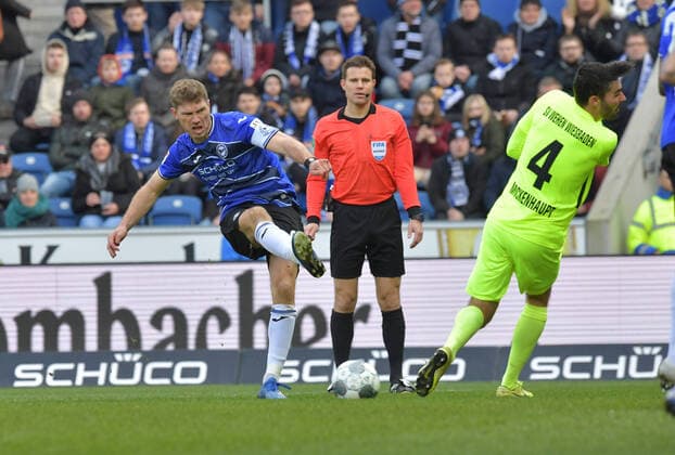 01.03.2020,Fussball, GER, 2. LIGA, Saison 2019 2020, 24. Spieltag, SCHÜCO-ARENA, BIELEFELD DSC ARMINIA BIELEFELD - SV WEHEN WIESBADEN 1 : 0 Fabian Klos (Arminia Bielefeld, links) scheitert mit einem Schuss an Sascha Mockenhaupt (SV Wehen Wiesbaden), Aktion, Duell, Zweikampf, Quer DFL REGULATIONS PROHIBIT ANY USE OF PHOTOGRAPHS AS IMAGE SEQUENCES AND OR QUASI-VIDEO