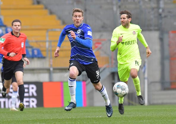 01.03.2020,Fussball, GER, 2. LIGA, Saison 2019 2020, 24. Spieltag, SCHÜCO-ARENA, BIELEFELD DSC ARMINIA BIELEFELD - SV WEHEN WIESBADEN 1 : 0 Sven Schipplock (Arminia Bielefeld), Aktion, Quer, Einzelbild, Quer DFL REGULATIONS PROHIBIT ANY USE OF PHOTOGRAPHS AS IMAGE SEQUENCES AND OR QUASI-VIDEO