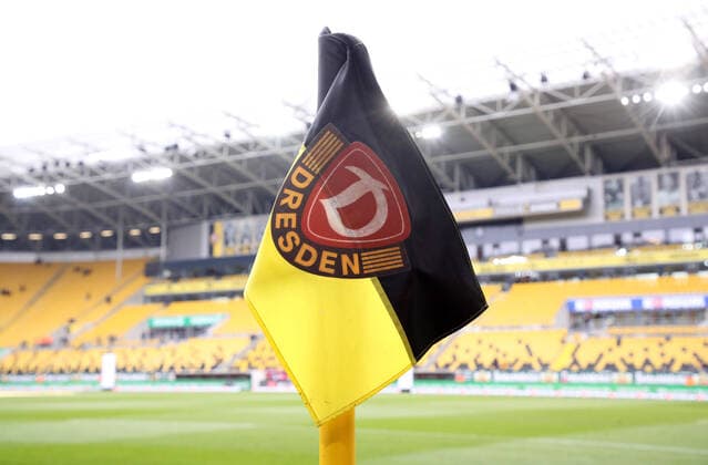 Dresden, 08.03.2020, Rudolf-Harbig-Stadion, Fussball, 2.Bundesliga, 25.Spieltag , Dynamo Dresden vs. FC Erzgebirge Aue 2:1 (1:1) , Im Bild; Eckfahne, Fahne mit Logo Dynamo Dresden. , Gemäß den Vorgaben der DFL Deutsche Fußball Liga ist es untersagt, in dem Stadion und oder vom Spiel angefertigte Fotoaufnahmen in Form von Sequenzbildern und oder videoähnlichen Fotostrecken zu verwerten bzw. verwerten zu lassen. ,