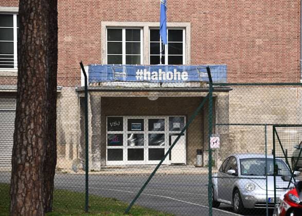 Fussball, Herren, Saison 2019 2020, 1. Bundesliga, Herha BSC in der Phase der Coronavirus-Spielpause, ein Spieler von Hertha ist indiziert, alle müssen in Quarantäne, Symbolbild, heruterunter gelassene Schranke am Trainingsgelände Hanns-Braun-Straße, 17.03. 2020, Copyright: xMatthiasxKochx