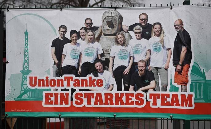 Fussball, Herren, Saison 2019 2020, 1. Bundesliga, 1. FC Union Berlin in der Phase der Coronavirus-Spielpause, im Bild: die Mitarbeiter der Union-Tanke, die Szene Köpenick organisiert an der Union-Tanke am S-Bahnhof Köpenick einen Gabenzaun für ungebrauchte Hygiene-Artikel, halbare Nahrungsmittel und brauchbare Kleidungsstücke, die ersten Sachen hängen bereits, 31.03. 2020, Copyright: xMatthiasxKochx