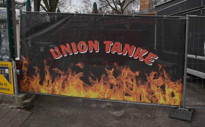 Fussball, Herren, Saison 2019 2020, 1. Bundesliga, 1. FC Union Berlin in der Phase der Coronavirus-Spielpause, im Bild: Zaunfeld der Union-Tanke, die Szene Köpenick organisiert an der Union-Tanke am S-Bahnhof Köpenick einen Gabenzaun für ungebrauchte Hygiene-Artikel, halbare Nahrungsmittel und brauchbare Kleidungsstücke, die ersten Sachen hängen bereits, 31.03. 2020, Copyright: xMatthiasxKochx