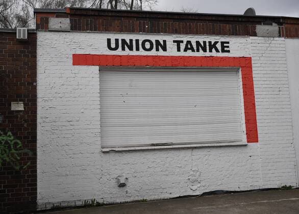 Fussball, Herren, Saison 2019 2020, 1. Bundesliga, 1. FC Union Berlin in der Phase der Coronavirus-Spielpause, im Bild: Teilbereich der Union-Tanke, die Szene Köpenick organisiert an der Union-Tanke am S-Bahnhof Köpenick einen Gabenzaun für ungebrauchte Hygiene-Artikel, halbare Nahrungsmittel und brauchbare Kleidungsstücke, die ersten Sachen hängen bereits, 31.03. 2020, Copyright: xMatthiasxKochx
