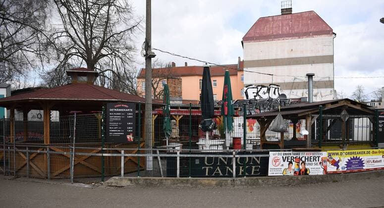 Fussball, Herren, Saison 2019 2020, 1. Bundesliga, 1. FC Union Berlin in der Phase der Coronavirus-Spielpause, im Bild: die Union-Tanke, die Szene Köpenick organisiert an der Union-Tanke am S-Bahnhof Köpenick einen Gabenzaun für ungebrauchte Hygiene-Artikel, halbare Nahrungsmittel und brauchbare Kleidungsstücke, die ersten Sachen hängen bereits, 31.03. 2020, Copyright: xMatthiasxKochx