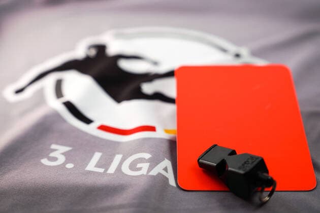 Wie soll es mit dem Fußball in der 3. Liga aufgrund der schwierigen Lage mit dem Coronavirus weitergehen, Weiterspielen oder Saisonabbruch, das Foto zeigt das Logo der 3. Liga sowie eine Rote Karte und eine Schiripfeife auf einem grauen Leibchen, Ligalogo und Schriftzug, Symbolfoto, Symbolbild, Symbol, 22.04.2020, Heidelberg (Deutschland), Feature, Fussball, Symbolbilder zur 3. Liga