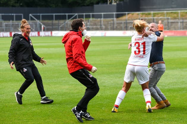 Rachel Rinast (Köln, 31), Sascha Glass (Trainer FC Köln) mit Betreuer bejubeln das 1:0 durch Rachel Rinast (Köln, 31), jubeln über ein Tor, Jubel, Torjubel, Torerfolg, celebrate the goal, goal, celebration, Jubel ueber das Tor, optimistisch, Action, Aktion, 10.06.2020, Köln (Deutschland), Fussball, Flyeralarm Frauen-Bundesliga, 1. FC Köln - FF USV Jena, DFB DFL REGULATIONS PROHIBIT ANY USE OF PHOTOGRAPHS AS IMAGE SEQUENCES AND OR QUASI-VIDEO.