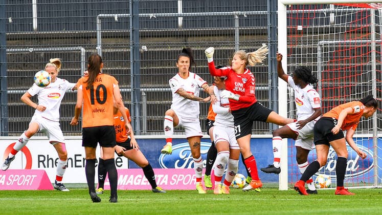 Inga Schuldt (Torwart, Jena, 31) mit Fausabwehr, pariert den Ball, Parade, Glanzparade, hält den Ball, Action, Aktion, 10.06.2020, Köln (Deutschland), Fussball, Flyeralarm Frauen-Bundesliga, 1. FC Köln - FF USV Jena, DFB DFL REGULATIONS PROHIBIT ANY USE OF PHOTOGRAPHS AS IMAGE SEQUENCES AND OR QUASI-VIDEO.