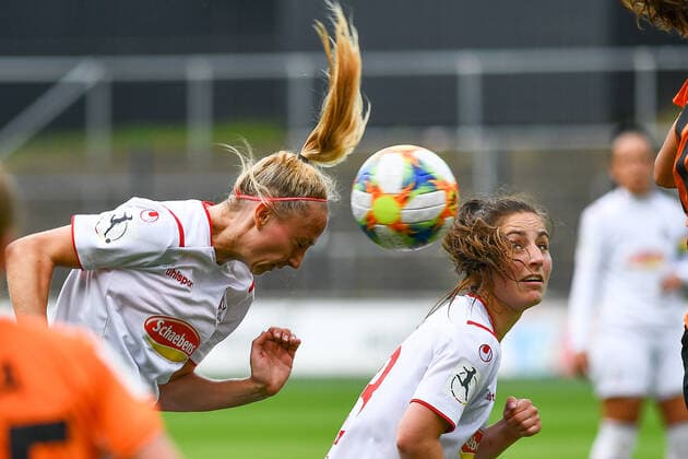 Meike Meßmer (Köln, 20), Kopfball, header, Aktion, Action, 10.06.2020, Köln (Deutschland), Fussball, Flyeralarm Frauen-Bundesliga, 1. FC Köln - FF USV Jena, DFB DFL REGULATIONS PROHIBIT ANY USE OF PHOTOGRAPHS AS IMAGE SEQUENCES AND OR QUASI-VIDEO.