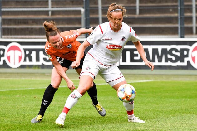 v.li.: Sonja Giraud (Köln, 25), Jana Sedlackova (Jena, 12), Zweikampf, Duell, duel, tackle, tackling, Dynamik, Action, Aktion, 10.06.2020, Köln (Deutschland), Fussball, Flyeralarm Frauen-Bundesliga, 1. FC Köln - FF USV Jena, DFB DFL REGULATIONS PROHIBIT ANY USE OF PHOTOGRAPHS AS IMAGE SEQUENCES AND OR QUASI-VIDEO.