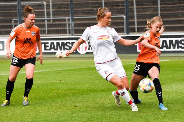 v.li.: Sonja Giraud (Köln, 25), Jana Sedlackova (Jena, 12), Zweikampf, Duell, duel, tackle, tackling, Dynamik, Action, Aktion, 10.06.2020, Köln (Deutschland), Fussball, Flyeralarm Frauen-Bundesliga, 1. FC Köln - FF USV Jena, DFB DFL REGULATIONS PROHIBIT ANY USE OF PHOTOGRAPHS AS IMAGE SEQUENCES AND OR QUASI-VIDEO.
