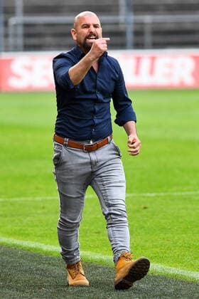 Sascha Glass (Trainer FC Köln) reklamiert, beschwert sich, beschweren, meckern, pessimistisch, Action, Aktion, 10.06.2020, Köln (Deutschland), Fussball, Flyeralarm Frauen-Bundesliga, 1. FC Köln - FF USV Jena, DFB DFL REGULATIONS PROHIBIT ANY USE OF PHOTOGRAPHS AS IMAGE SEQUENCES AND OR QUASI-VIDEO.