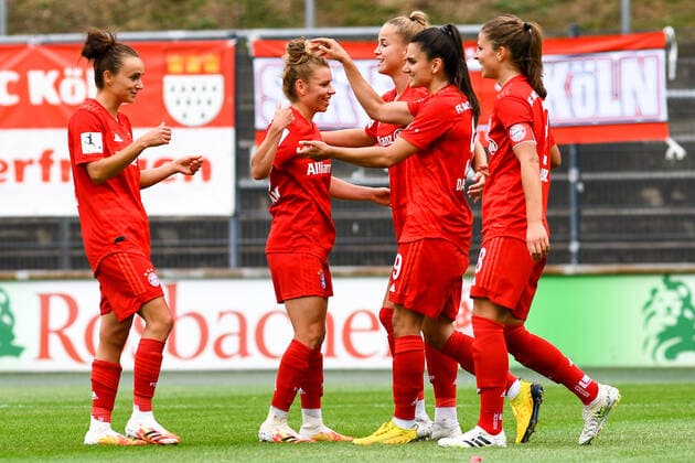 Spielerinnen vom FC Bayern München bejubeln das 0:2 durch Jovana Damnjanovic (FCB, 9, 2. v.r.), jubeln über ein Tor, Jubel, Torjubel, Torerfolg, celebrate the goal, goal, celebration, Jubel ueber das Tor, optimistisch, Action, Aktion, 17.06.2020, Köln (Deutschland), Fussball, Flyeralarm Frauen-Bundesliga, 1. FC Köln - FC Bayern München, DFB DFL REGULATIONS PROHIBIT ANY USE OF PHOTOGRAPHS AS IMAGE SEQUENCES AND OR QUASI-VIDEO.