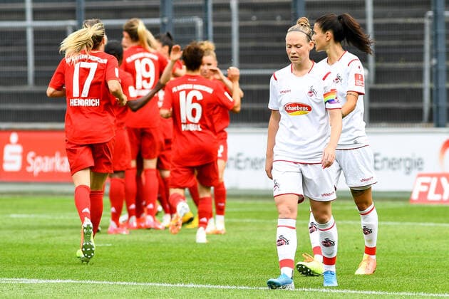 Melanie Leupolz (Melli Leupolz, FCB, 8, verdeckt) erzielte das 0:1, jubeln über ein Tor, Jubel, Torjubel, Torerfolg, celebrate the goal, goal, celebration, Jubel ueber das Tor, optimistisch, Action, Aktion, Die Spielerinnen des 1. FC Köln enttäuscht schauend, Enttäuschung, Frustration, disappointed, pessimistisch, 17.06.2020, Köln (Deutschland), Fussball, Flyeralarm Frauen-Bundesliga, 1. FC Köln - FC Bayern München, DFB DFL REGULATIONS PROHIBIT ANY USE OF PHOTOGRAPHS AS IMAGE SEQUENCES AND OR QUASI-VIDEO.