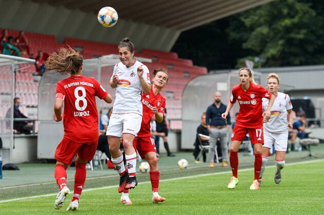 v.li.: Melanie Leupolz (Melli Leupolz, FCB, 8), Karoline Kohr (Köln, 13), Kopfball, header, Zweikampf in der Luft, Aktion, Action, 17.06.2020, Köln (Deutschland), Fussball, Flyeralarm Frauen-Bundesliga, 1. FC Köln - FC Bayern München, DFB DFL REGULATIONS PROHIBIT ANY USE OF PHOTOGRAPHS AS IMAGE SEQUENCES AND OR QUASI-VIDEO.