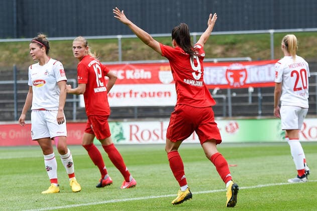 Jovana Damnjanovic (FCB, 9) bejubelt den Treffer zum 0:3 durch Carina Wenninger (FCB, 19, 2. v.r.), jubeln über ein Tor, Jubel, Torjubel, Torerfolg, celebrate the goal, goal, celebration, Jubel ueber das Tor, optimistisch, Action, Aktion, 17.06.2020, Köln (Deutschland), Fussball, Flyeralarm Frauen-Bundesliga, 1. FC Köln - FC Bayern München, DFB DFL REGULATIONS PROHIBIT ANY USE OF PHOTOGRAPHS AS IMAGE SEQUENCES AND OR QUASI-VIDEO.