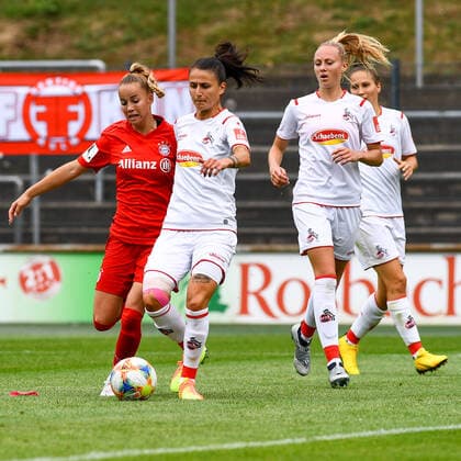 Giulia Gwinn (FCB, 7), Francesa Calo (Köln, 2), Zweikampf, Duell, duel, tackle, tackling, Dynamik, Action, Aktion, 17.06.2020, Köln (Deutschland), Fussball, Flyeralarm Frauen-Bundesliga, 1. FC Köln - FC Bayern München, DFB DFL REGULATIONS PROHIBIT ANY USE OF PHOTOGRAPHS AS IMAGE SEQUENCES AND OR QUASI-VIDEO.