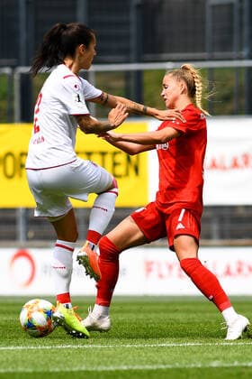 v.li.: Francesa Calo (Köln, 2), Giulia Gwinn (FCB, 7), Zweikampf, Duell, duel, tackle, tackling, Dynamik, Action, Aktion, 17.06.2020, Köln (Deutschland), Fussball, Flyeralarm Frauen-Bundesliga, 1. FC Köln - FC Bayern München, DFB DFL REGULATIONS PROHIBIT ANY USE OF PHOTOGRAPHS AS IMAGE SEQUENCES AND OR QUASI-VIDEO.