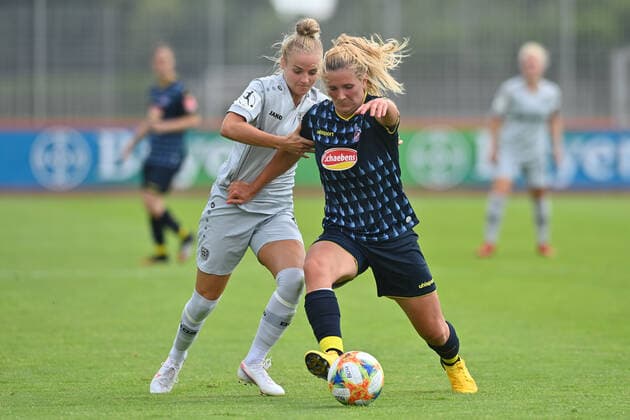 Zweikampf, Spielszene, Duell, duel, tackle, tackling, Dynamik, Action, Lena Uebach (B04, 11) Rachel Rinast (Köln, 31), 21.06.2020, Köln (Deutschland), Fussball, Flyeralarm Frauen-Bundesliga, Bayer 04 Leverkusen - 1.FC Köln, DFB DFL REGULATIONS PROHIBIT ANY USE OF PHOTOGRAPHS AS IMAGE SEQUENCES AND OR QUASI-VIDEO.