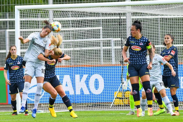 v.li.: Milena Nikolic (B04, 10) im Kopfballduell mit Rachel Rinast (Köln, 31), Kopfball, header, Zweikampf in der Luft, Aktion, Action, 21.06.2020, Leverkusen (Deutschland), Fussball, Flyeralarm Frauen-Bundesliga, Bayer 04 Leverkusen - 1. FC Köln, DFB DFL REGULATIONS PROHIBIT ANY USE OF PHOTOGRAPHS AS IMAGE SEQUENCES AND OR QUASI-VIDEO.