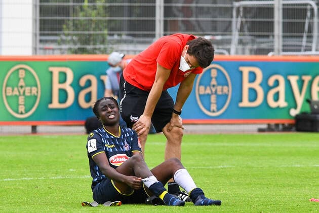 Eunice Beckmann (Köln, 11) enttäuscht über die Niederlage, Enttäuschung nach dem Schlusspfiff, unzufrieden, Verlierer, verloren, Frustration, disappointed, pessimistisch, 21.06.2020, Leverkusen (Deutschland), Fussball, Flyeralarm Frauen-Bundesliga, Bayer 04 Leverkusen - 1. FC Köln, DFB DFL REGULATIONS PROHIBIT ANY USE OF PHOTOGRAPHS AS IMAGE SEQUENCES AND OR QUASI-VIDEO.
