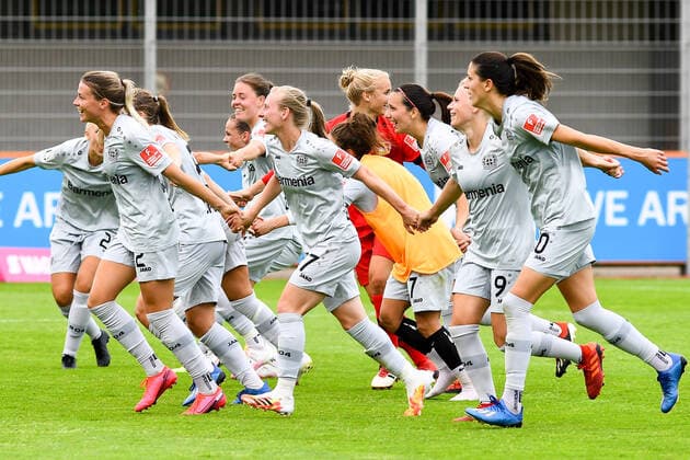 Die Mannschaft des Bayer 04 Leverkusen feiert nach dem Schlusspfiff den Klassenerhalt und bedankt sich bei den Fans, bedanken, Dank, Feiern, optimistisch, 21.06.2020, Leverkusen (Deutschland), Fussball, Flyeralarm Frauen-Bundesliga, Bayer 04 Leverkusen - 1. FC Köln, DFB DFL REGULATIONS PROHIBIT ANY USE OF PHOTOGRAPHS AS IMAGE SEQUENCES AND OR QUASI-VIDEO.