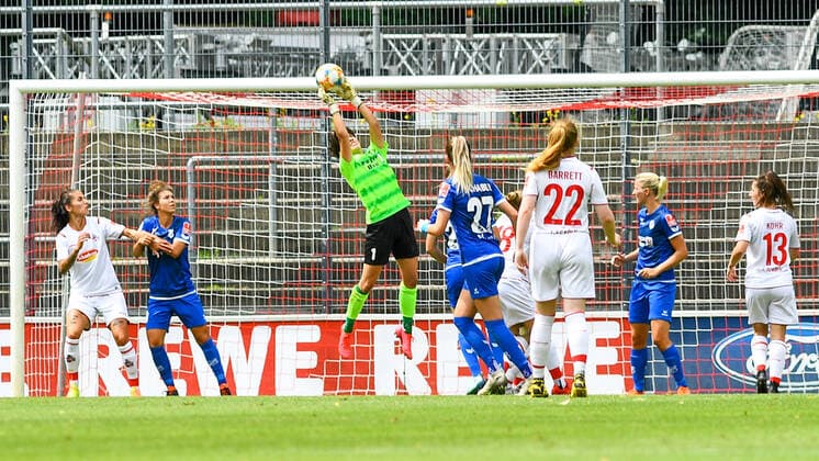 Charlotte Voll (Torwart, Sand, 1) fängt einen Ball, Aktion, Action, Spielszene, 28.06.2020, Köln (Deutschland), Fussball, Flyeralarm Frauen-Bundesliga, 1. FC Köln - SC Sand, DFB DFL REGULATIONS PROHIBIT ANY USE OF PHOTOGRAPHS AS IMAGE SEQUENCES AND OR QUASI-VIDEO.