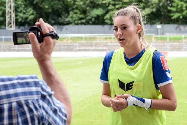 Ricarda Schaber (Sand, 27), beim Interview, TV, Mikrofon, 28.06.2020, Köln (Deutschland), Fussball, Flyeralarm Frauen-Bundesliga, 1. FC Köln - SC Sand, DFB DFL REGULATIONS PROHIBIT ANY USE OF PHOTOGRAPHS AS IMAGE SEQUENCES AND OR QUASI-VIDEO.