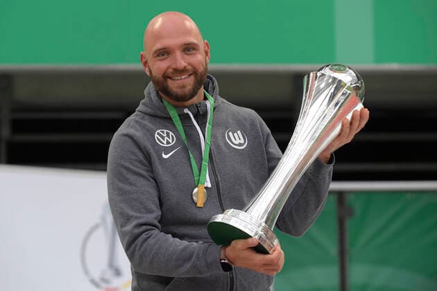 DFB Pokal Finale Frauen, VFL Wolfsburg vs SGS Essen, 04.07.2020 Trainer Stephan LERCH (WOB) mit Pokal,Cup,Trophy, Jubel,Freude,Begeisterung, Siegerehrung. Fussball DFB Pokal Finale der Frauen 2020, VfL Wolfsburg (WOB) - SGS Essen (E) 4-2 i.E, am 04.07.2020 in Koeln Deutschland. Foto: AnkeWaelischmiller Sven Simon Pool Rauch nordphoto Editorial use only DFB regulations prohibit any use of photographs as image sequences and or quasi-video National and international news- agencies out Koeln RheinEnergie Stadion NRW Deutschland, Germany