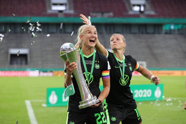 DFB Pokal Finale Frauen, VFL Wolfsburg vs SGS Essen, 04.07.2020 Pernille Harder , Jubel , jubelt , mit , und ,Alexandra Popp firo, Fussball, Pokalfinale: Saison 2019 2020, 04.07.2020 DFB-Pokal Finale der Frauen, Damen, VfL Wolfsburg - SGS Essen Foto: Ralf Ibing firosportphoto Pool Rauch nordphoto DFL REGULATIONS PROHIBIT ANY USE OF PHOTOGRAPHS as IMAGE SEQUENCES and or QUASI VIDEO Stadt Köln Rhein Energie Stadion Bundesland NRW Deutschland