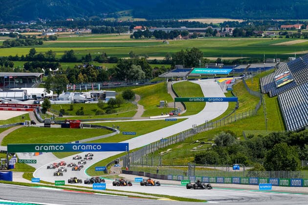 Motorsports: FIA Formula One World Championship, WM, Weltmeisterschaft 2020, Grand Prix of Styria Motorsports: FIA Formula One World Championship 2020, Grand Prix of Styria, Start, 44 Lewis Hamilton (GBR, Mercedes-AMG Petronas Formula One Team), 55 Carlos Sainz (ESP, McLaren F1 Team), 33 Max Verstappen (NLD, Aston Martin Red Bull Racing),