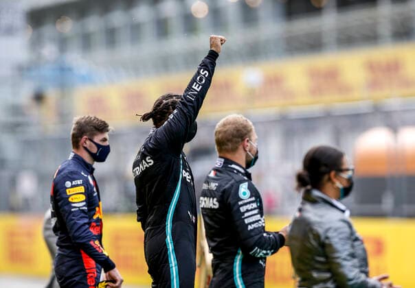 Motorsports: FIA Formula One World Championship, WM, Weltmeisterschaft 2020, Grand Prix of Styria, 44 Lewis Hamilton (GBR, Mercedes-AMG Petronas Formula One Team), 33 Max Verstappen (NLD, Aston Martin Red Bull Racing), 77 Valtteri Bottas (FIN, Mercedes-AMG Petronas Formula One Team), Spielberg Austria