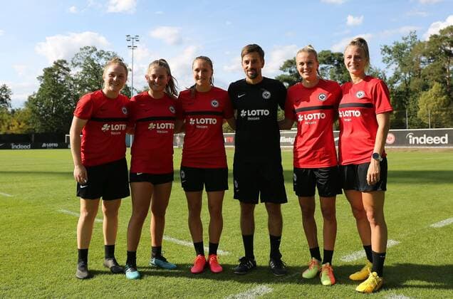 Sport Bilder des Tages 25.07.2020, xcex, GER, Frankfurt am Main, Deutsche Bank Park, Frauenfussball, 1. Bundesliga, DIE LIGA, FLYERALARM Frauen-Bundesliga Saison 2020 2021, Eintracht Frankfurt Frauen I Trainingsauftakt in die neue Saison (ehemals 1. FFC Frankfurt) Neuzugaenge: Madeleine Steck, Leonie Koester, Lara Prasnikar, Trainer Niko Arnautis, Merle Frohms, Virginia Kirchberger (v.l.n.r.) DFL regulations prohibit any use of photographs as image sequences and or quasi-video