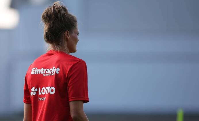 25.07.2020, xcex, GER, Frankfurt am Main, Deutsche Bank Park, Frauenfussball, 1. Bundesliga, DIE LIGA, FLYERALARM Frauen-Bundesliga Saison 2020 2021, Eintracht Frankfurt Frauen I Trainingsauftakt in die neue Saison (ehemals 1. FFC Frankfurt) Verena Aschauer, Shirt, Logo, Sponsor, Lotto Hessen, Symbolbild DFL regulations prohibit any use of photographs as image sequences and or quasi-video