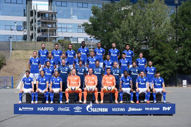 FC Schalke 04; 1.BL, Porträttermin 2020 2021, Mannschaftsfoto, Unten v.li., Benito Raman, Can Bozdogan, Amine Harit, Markus Schubert, Ralf Faehrmann, Michael Langer, Rabbi Matondo, Steven Skrzybski, Nick Taitague, 2. Reihe von unten v.links: Benjamin Stambouli, Torwart Trainer Simon Henzler, Co-Trainer Frank Fröhling, Chef-Trainer David Wagner, Co Trainer Christoph Buehler, Co Trainer Matthias Kreutzer, Omar Mascarell, 3. Reihe von unten v.links: Bastian Oczipka, Ahmed Kutucu, Nassim Boujellab, Suat Serdar, Timo Becker, Levent Mercan, Alessandro Schoepf, Sebastian Rudy, Obere Reihe v.li.: Guido Burgstaller, Ozan Kabak, Mark Uth, Salif Sane, Malick Thiaw, Matija Nastasic, Weston McKennie. Gelsenkirchen Nordrhein-Westfalen Deutschland
