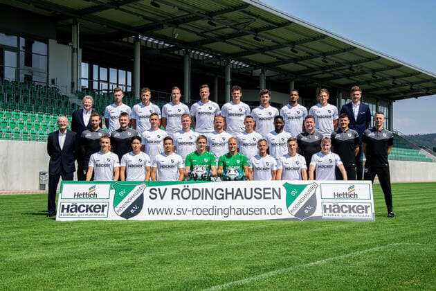 10.08.2020 - Fußball, Regionalliga West, 2020 2021, Porträttermin SV Rödinghausen: HINTERE REIHE (L-R): Horst Finkemeier (Mäzen), Jannik Mause, Rick ten Voorde, Tobias Reithmeir, Daniel Flottmann, Julian Wolff, Enzo Wirtz, Yassin Ibrahim, Jonathan Riemer, Alexander Müller (Geschäftsführer). MITTLERE REIHE (L-R): Ernst-Wilhelm Vortmeyer (Bürgermeister), Tobias Beine (Athletiktrainer), Thore Patzki (Physiotherapeut), Fynn Arkenberg, Angelo Langer, Patrick Kurzen, Joerie Church, Ba-Muaka Simakala, Roy Elferink (Torwarttrainer), Dennis Freund (Co-Trainer), Nils Drube (Trainer). VORDERE REIHE (L-R): Henrik Winkelmann, Seung-Won Lee, Nico Buckmaier, Michael Sebald, Jan Schönwälder, Christian Derflinger, Sebastian Haut, Adrian Wanner. Rödinghausen Nordrhein-Westfalen Deutschland Häcker Wiehenstadion