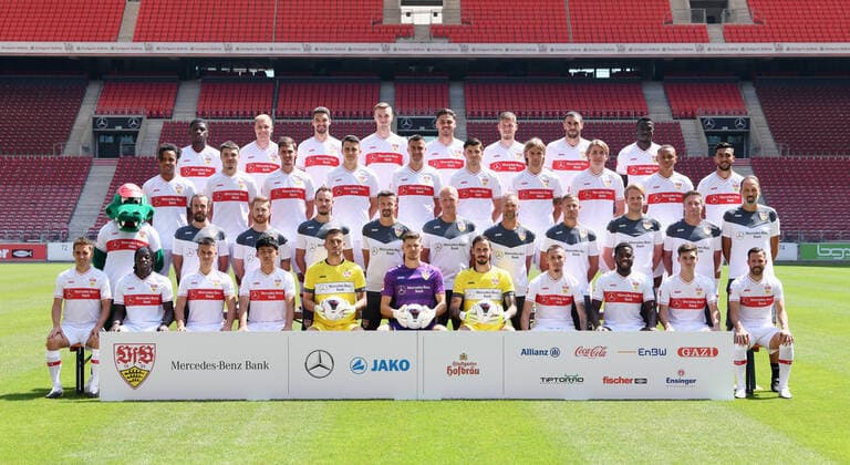 FUSSBALL 1. BUNDESLIGA SAISON 2020 2021 10.08.2020 Fototermin beim VfB Stuttgart Mannschaftsfoto VfB Stuttgart; 1. Reihe; Philipp Klement, Tanguy Coulibaly, Erik Thommy, Wataru Endo, goalkeeper Fabian Bredlow, goalkeeper Gregor Kobel, goalkeeper Jens Grahl, Orel Mangala, Mateo Klimowicz, Gonzalo Castro (v.li.) 2. Reihe Maskottche Fritzle, Sportpsychologe Dino Poimann, Spielanalyst Marcus Fregin, Athletiktrainer Matthias Schiffers, Rehatrainer Martin Franz, Athletiktrainer Oliver Bartlett, Torwarttrainer Uwe Gospodarek, Videoanalyst Michael Kammermeyer, Co Trainer Peter Perchtold, Co Trainer Michael Wimmer, Trainer Pellegrino Matarazzo (v.li.) 3. Reihe; Daniel Didavi, Lilian Egloff, Pascal Stenzel, Marc-Oliver Kempf, Philipp Foerster, Antonis Aidonis, Borna Sosa, Luca Mack, Roberto Massimo, Nicolas Gonzalez (v.li.) 4. Reihe; Clinton Mola, Holger Badstuber, Marcin Kaminski, Sasa Kalajdzic, Konstantinos Mavropanos, Waldemar Anton, Hamadi Al Ghaddioui, Silas Wamangituka (v.li.)