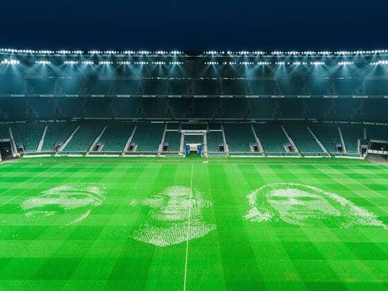 The pitch at Twickenham Stadium has been transformed into a stunning portrait featuring three of Premiership Rugby?s star players today (12th August 2020). The giant rugby art, the largest outdoor painting ever created in the UK, was unveiled to celebrate the restart of Gallagher Premiership Rugby on Friday 14 th August when Harlequins take on Sale Sharks at 7:45pm, just 200 metres away. The artwork features Harlequins player, Joe Marler; Saracens? Maro Itoje, as well as Sale Sharks? Rugby World Cup winner Faf de Klerk. It took team of eight artists more than 24 hours to complete the pitch portrait and more than 100 hours of planning before any paint touched the grass. A bespoke computer program was written to generate the precise measurements that were needed to create the artwork to the exact scale of the stadium. The image, which occupies most of the 7,000 square metre pitch, was created using a grid comprised of 13,420 elements. Each painted line in the portrait is just 6 inches wide. Nearly 1280 litres of biodegradable pitch marker paint were used for the elaborate creation. An estimated 150,000 passengers will enjoy the spectacle from the sky this week on flights in and out of London?s Heathrow airport. Faf de Klerk was one of the featured Premiership Rugby stars in the portrait. The Sale Sharks star said, I didn t realise it was going to be on the field, I thought it was going to be a photo up somewhere or on the big screen. It s looking really cool. There are a lot of great players in the Premiership, and it is amazing. I feel really privileged and quite humble . Speaking about the impact of lockdown on the Saracens star Maro Itoje said The last few months have been really tough on fans and players but we?re back and we?re ready for the start of the season on Friday 14th August. The past five months has shown us how important the sport is and what it brings to people lives. British artist John Lundberg, who oversaw the po Copyright: xScottxGarfitt PinPep CoverxImagesx 0103040111st EDITORIAL USE ONLY. RESTRICTED TO NEWSPAPERS BASED IN THE UK