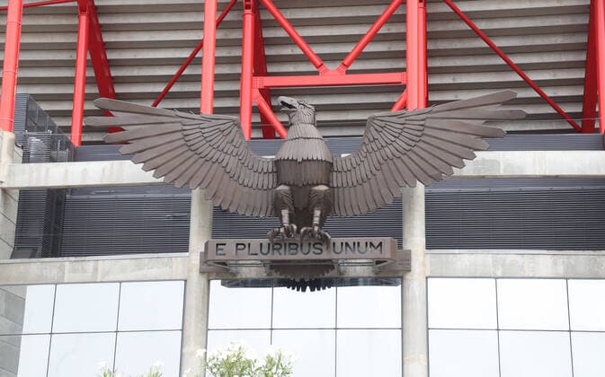 ChampionsLeague Finalrunde 12.08.2020 Lissabon, 12.08.2020, Fussball, UEFA Champions League, Finalrunde, Est‡dio da Luz, Heimstätte von Benfica Lissabon und Austragungsort des Viertelfinales , FC Barcelona, Barca vs. FC Bayern München , Im Bild; Stadionansicht aussen mit dem Adler, dem Wappentier von Benfica. , UEFA regulations prohibit any use of photographs as image sequences and or quasi-video , National and International News Agencies OUT! , Foto: PICTURE POINT S. Sonntag Poolfoto , Leipzig Sachsen Deutschland