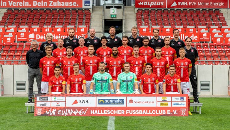 HFC Hallescher Fussballclub e.V; 3.Liga, Porträttermin 2020 2021, Mannschaftsfoto, hi. Reihe v.li.: Dagmar Schultze (technische Mitarbeiterin), Walter Moissejenko (Physiotherapeut), Steve Rohr (Physiotherapeut),Mario Nickeleit (Teamleiter), Mario Unger (Torwarttrainer), Ken Kaiser (Athletiktrainer), Daniel Ziebig (Co-Trainer) zw. Reihe v. oben v. li.: Ralf Heskamp (Sportdirektor), Janek Sternberg (22), Niklas Kastenhofer (3), Dennis Mast (16), Jannes Vollert (5), Antonios Papadopoulos (8), Nick Galle (27), Florian Schnorrenberg (Cheftrainer) dr.Reihe v. oben v. li.: Tobias Schilk (2), Jonas Nietfeld (33), Mathias Fetsch (10), Terrence Boyd (13), Sören Reddemann (25), Anthony Syhre (4) Fabian Menig (21) vorn v. li.: Jan Shcherbakovski (15), Laurenz Dehl (19), Kai Eisele (1), Tom Müller (32), Niklas Landgraf (31), Julian Guttau (24) Halle Saale Sachsen-Anhalt Deutschland