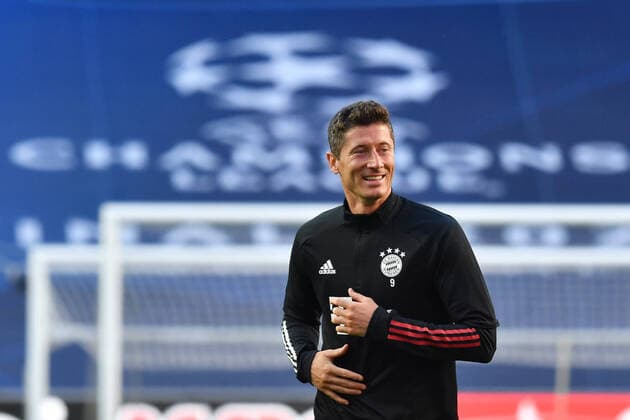 ABSCHLUSSTRAINING CHAMPIONS LEAGUE Viertelfinale FC Barcelona, Barca FC BAYERN MUENCHEN Robert LEWANDOWSKI (Bayern Muenchen), lacht,lachen,lachend,optimistisch,gutgelaunt. Aktion,Einzelbild,angeschnittenes Einzelmotiv,Halbfigur,halbe Figur. Abschlusstraining FC Bayern Muenchen. FUSSBALL CHAMPIONS LEAGUE SAISON 2019 2020 VIERTELFINALE, FC BARCELONA-FC BAYERN MUENCHEN am 14.08.2020, Estadio da Luz Lissabon FOTO: Frank Hoermann SVEN SIMON Pool Nur fuer journalistische Zwecke! Only for editorial use! National and International News Agencies OUT NO RESALE! Lissabon Portugal